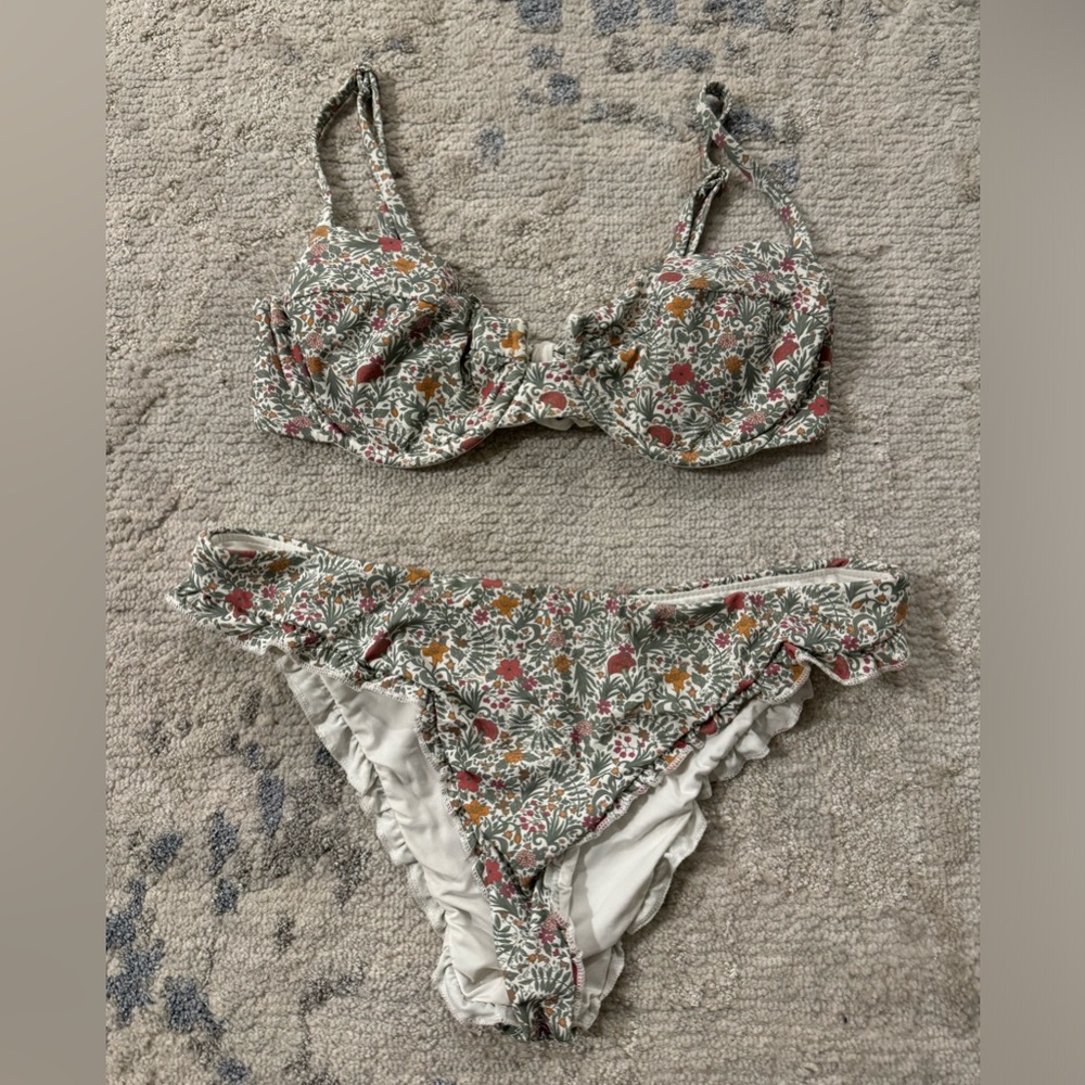 Dippin’ Daisys Floral ruffle bikini size medium